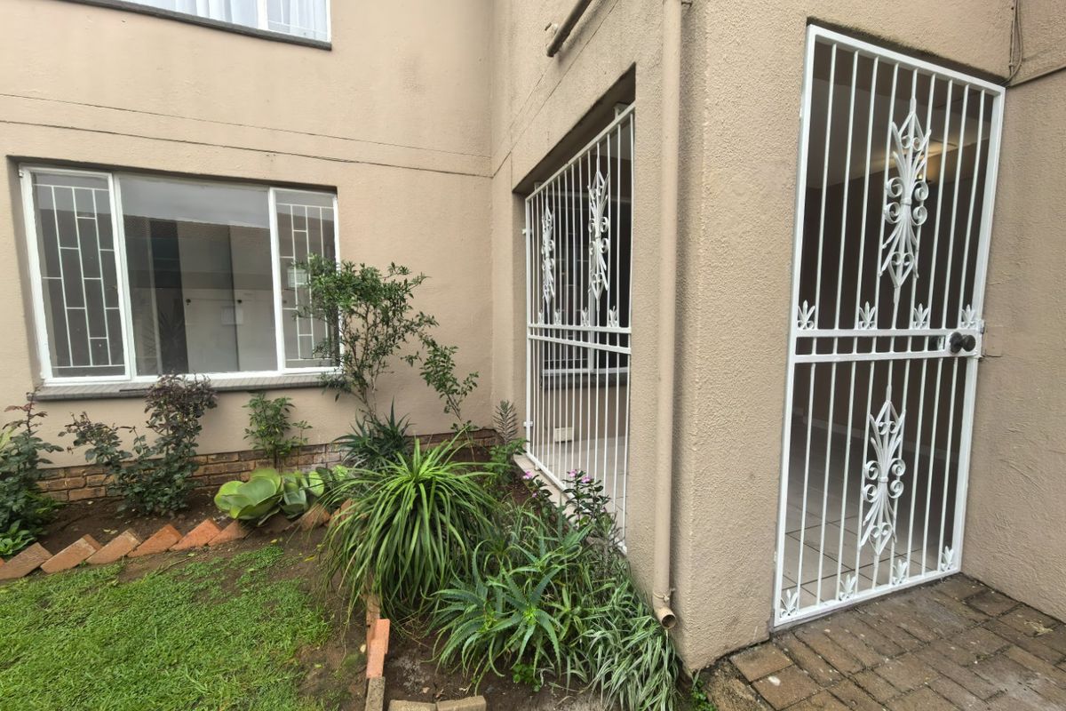 Ground floor 2 bedroom apartment with an enclosed patio. - Photo 2