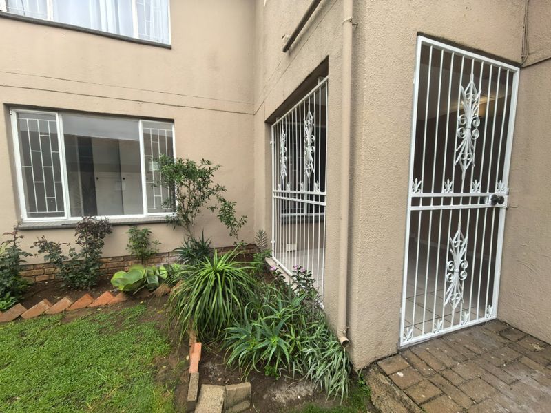 Ground floor 2 bedroom apartment with an enclosed patio. - Photo 2