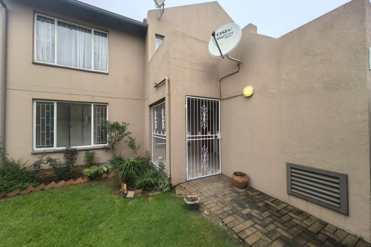 Ground floor 2 bedroom apartment with an enclosed patio. - Photo 3