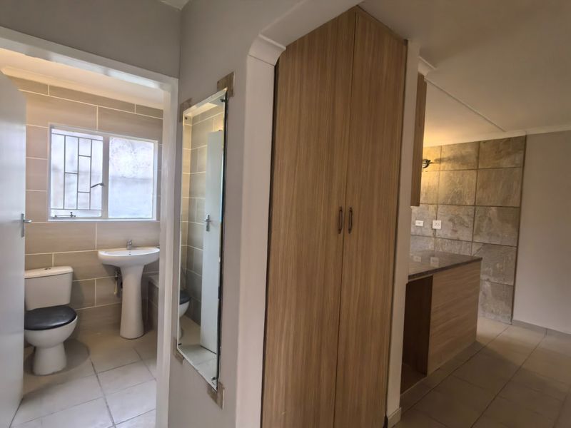 Ground floor 2 bedroom apartment with an enclosed patio. - Photo 9