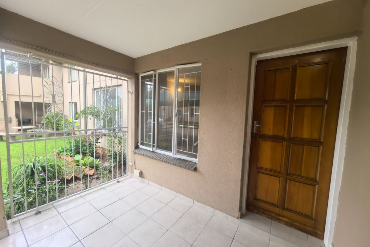 Ground floor 2 bedroom apartment with an enclosed patio. - Photo 4