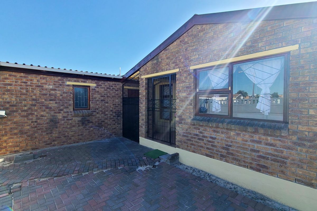 Three bedroom home in Belhar Musicals - Photo 2