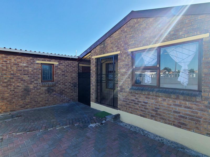 Three bedroom home in Belhar Musicals - Photo 2