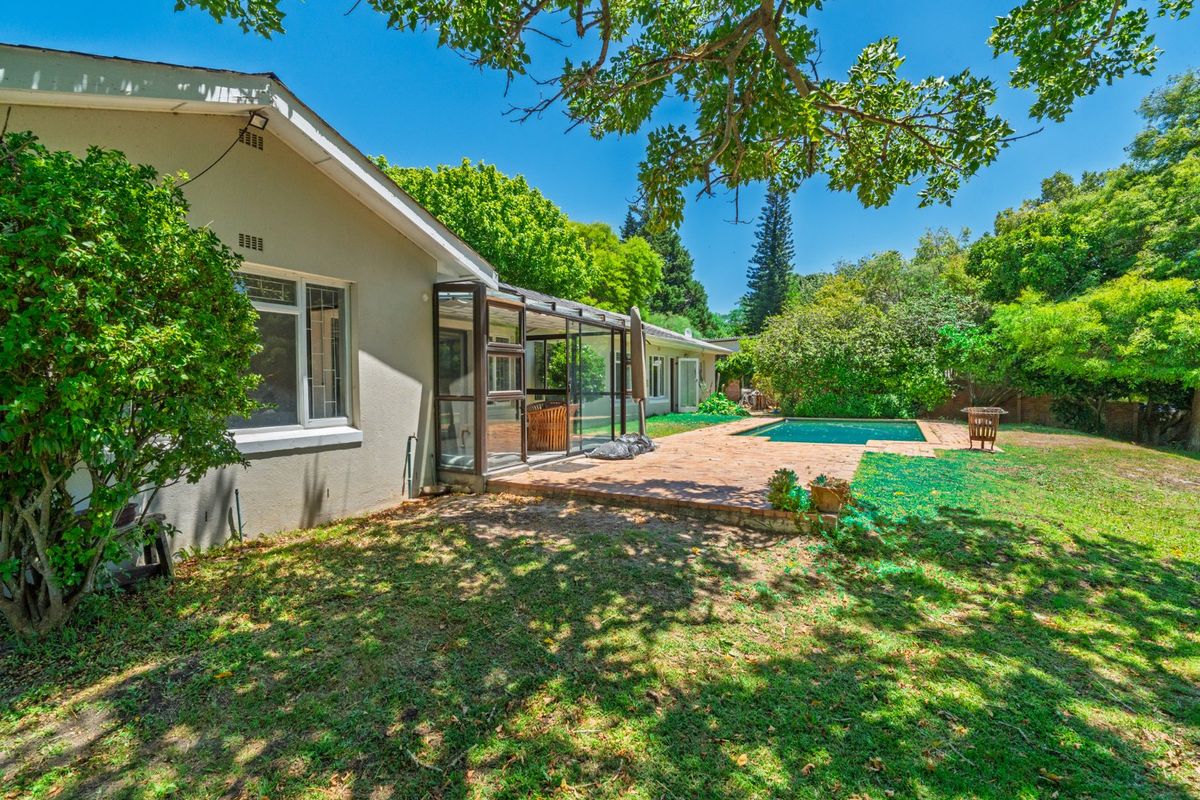 A family home in Constantia that listens to your lifestyle - Photo 2