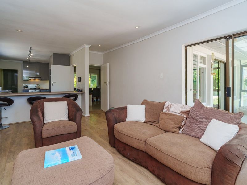 A family home in Constantia that listens to your lifestyle - Photo 10