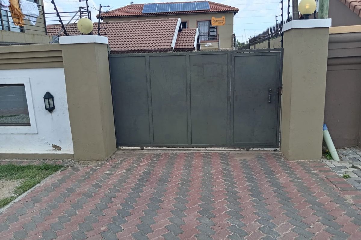 7 bedrooms 6 bath investment house  for sale - Photo 2