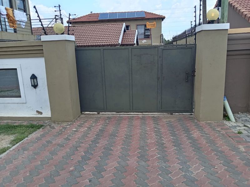 7 bedrooms 6 bath investment house  for sale - Photo 2