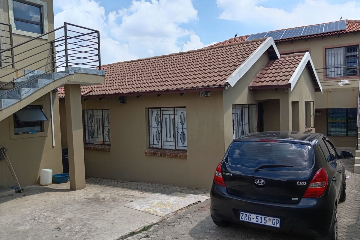7 bedrooms 6 bath investment house  for sale - Photo 3