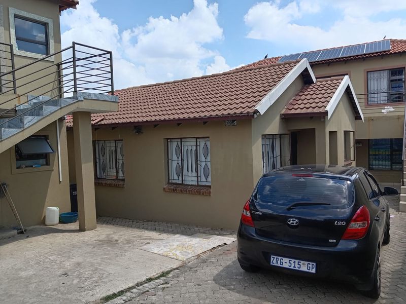 7 bedrooms 6 bath investment house  for sale - Photo 3