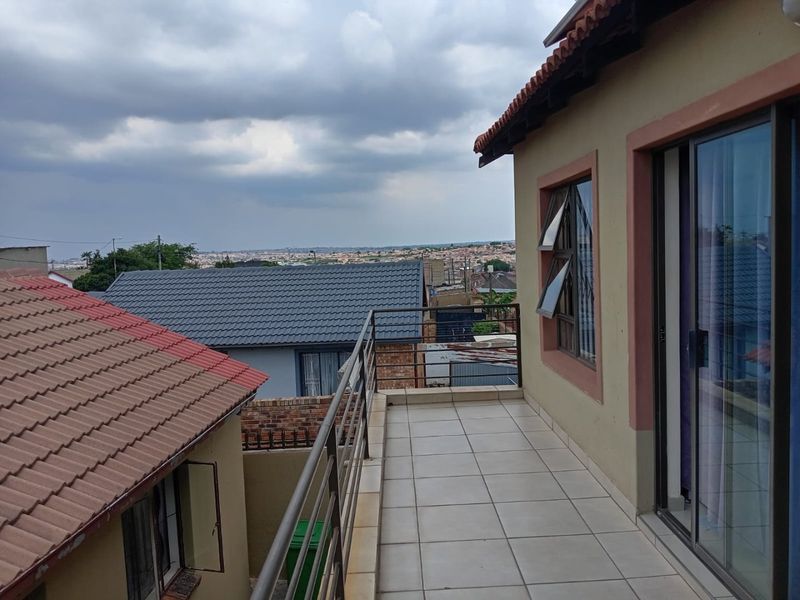 7 bedrooms 6 bath investment house  for sale - Photo 7