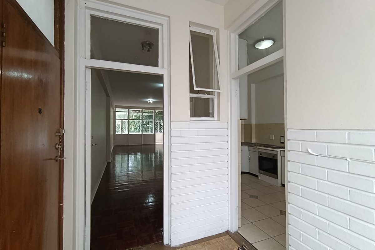 3 bed /2 bath apartment is secure complex, Parktown - Photo 2