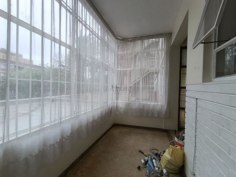 3 bed /2 bath apartment is secure complex, Parktown - Photo 8