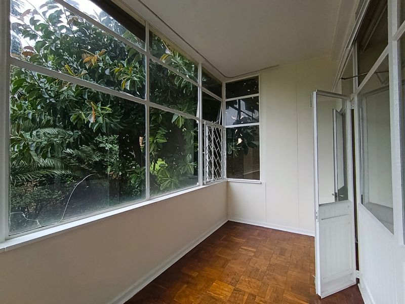 3 bed /2 bath apartment is secure complex, Parktown - Photo 7
