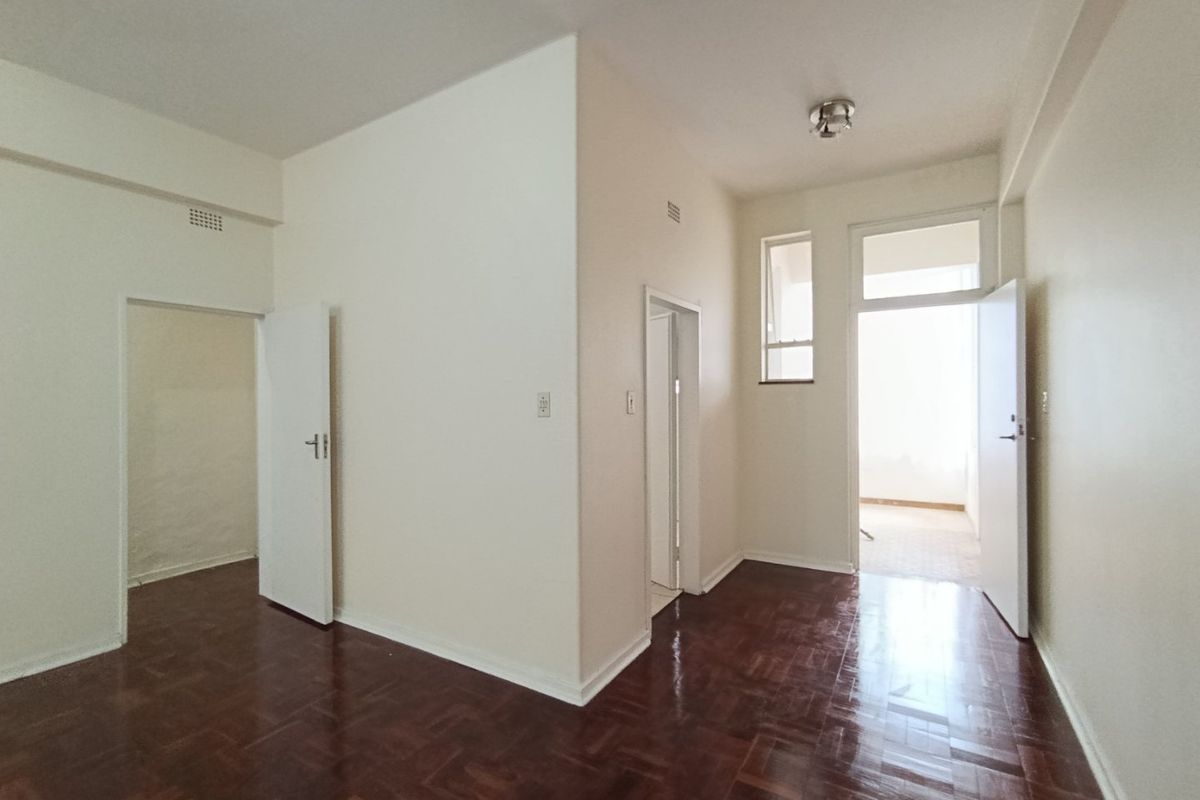 3 bed /2 bath apartment is secure complex, Parktown - Photo 5