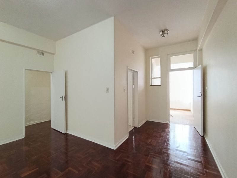 3 bed /2 bath apartment is secure complex, Parktown - Photo 5