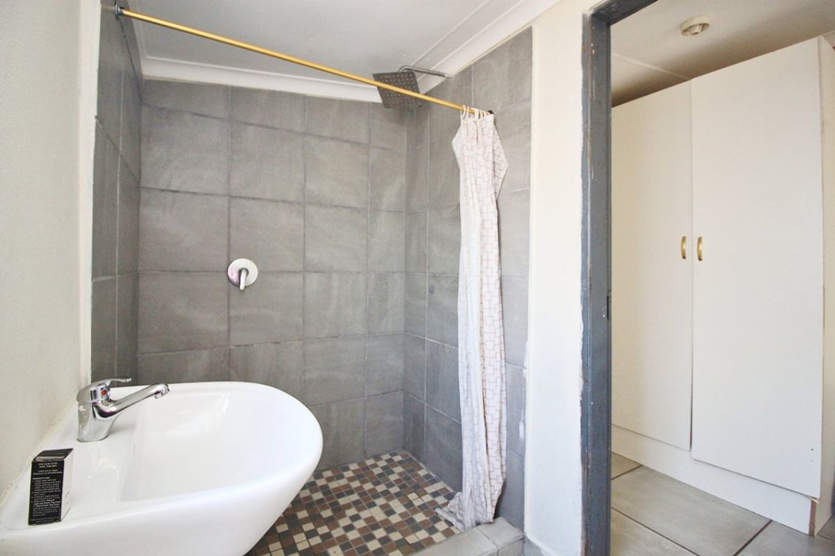 Charming 3-Bedroom Home for Sale – Spacious Stand & Great Extras! - Photo 4