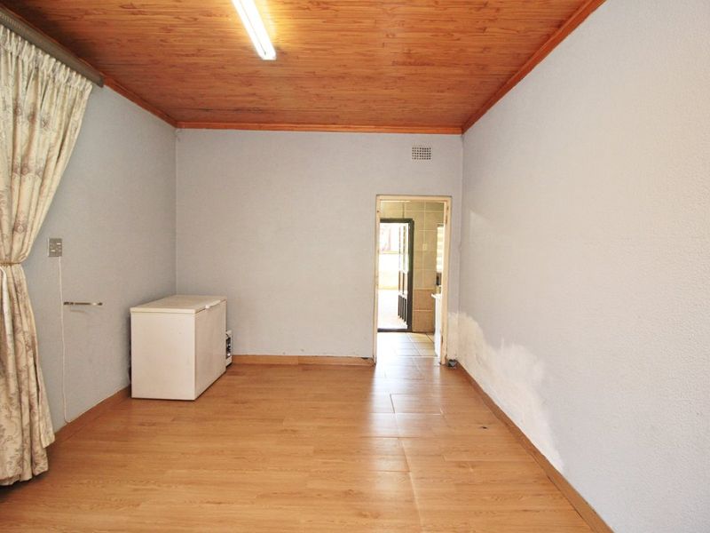 Charming 3-Bedroom Home for Sale – Spacious Stand & Great Extras! - Photo 6