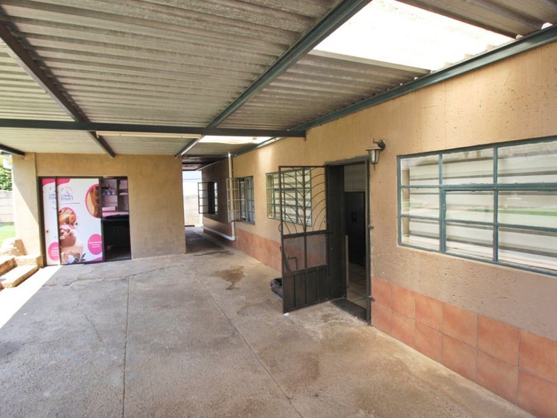 Charming 3-Bedroom Home for Sale – Spacious Stand & Great Extras! - Photo 2