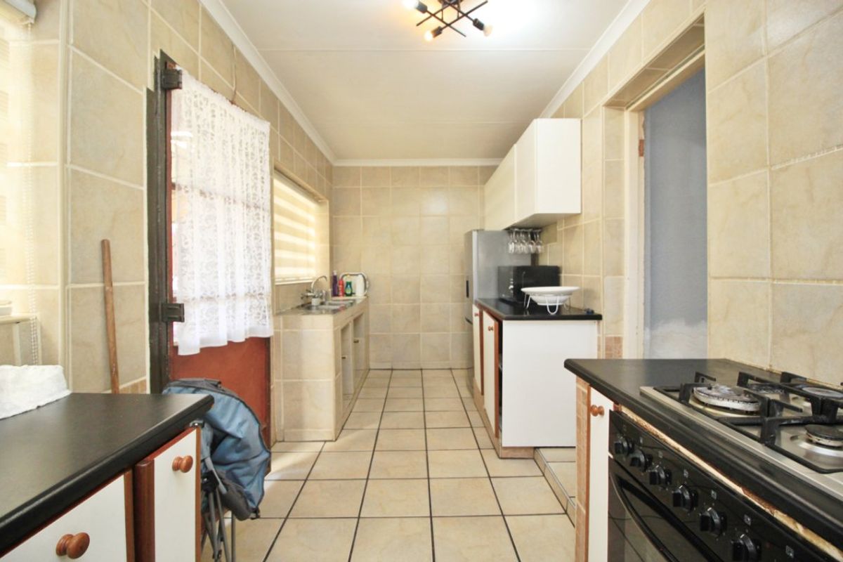 Charming 3-Bedroom Home for Sale – Spacious Stand & Great Extras! - Photo 3