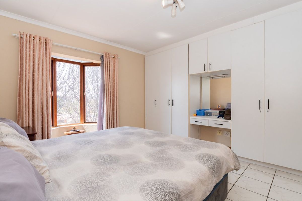 Modern & Spacious 2-Bed Duplex for Sale – Secure Complex Living - Photo 5