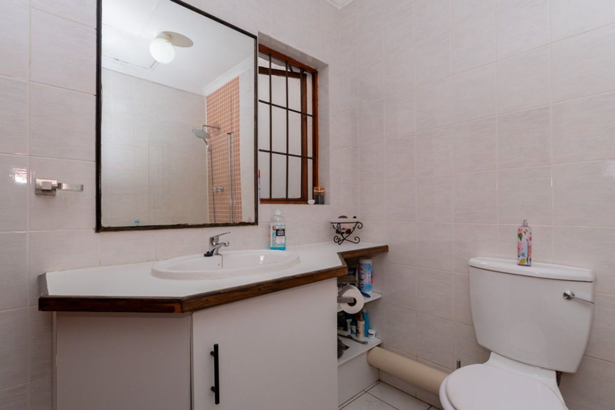 Modern & Spacious 2-Bed Duplex for Sale – Secure Complex Living - Photo 3