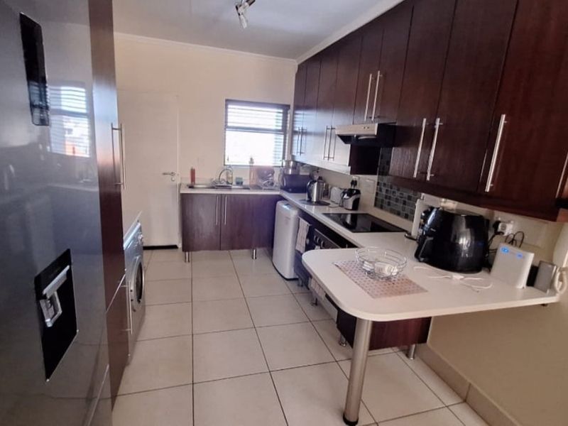 Modern 2-Bed Flat for Sale – Great Amenities & Secure Living - Photo 2