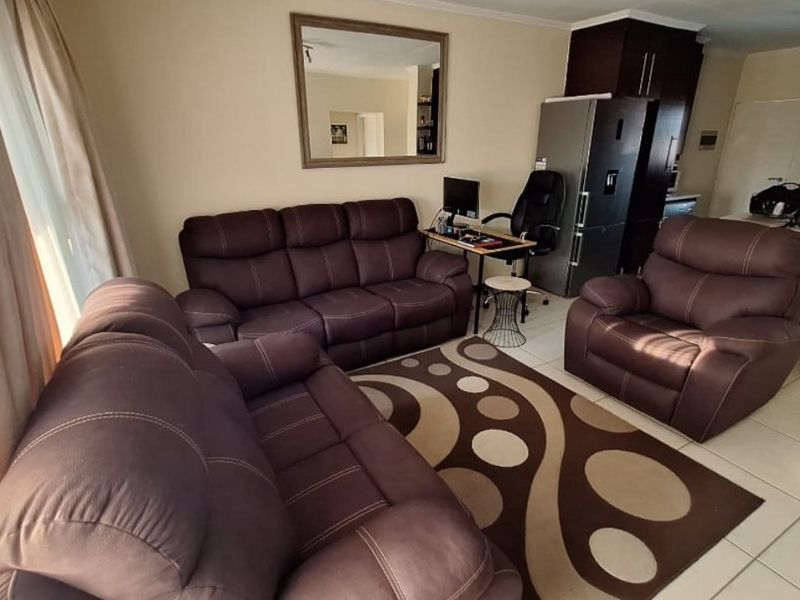 Modern 2-Bed Flat for Sale – Great Amenities & Secure Living - Photo 4