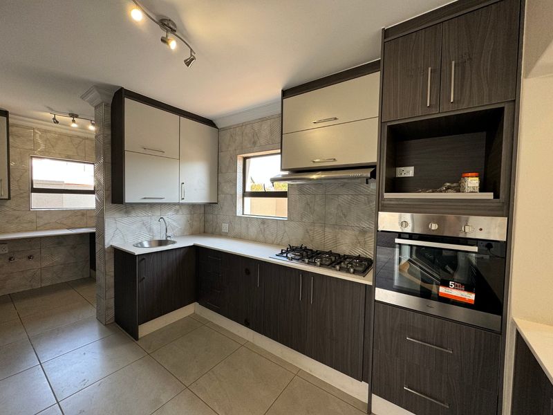 Modern 3-Bedroom Home in Secure Estate – No Transfer Costs! - Photo 5