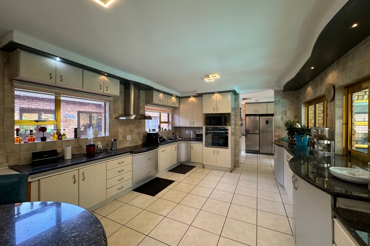 Stunning 3-Bedroom, 4-Bathroom Family Home with 2-Bedroom Flatlet in Shoemansville - Photo 3