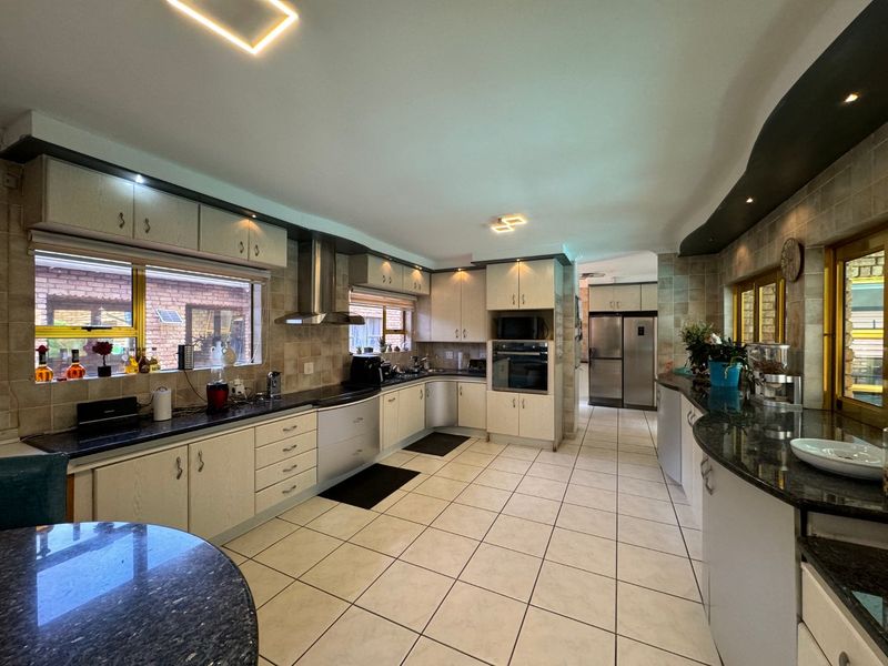 Stunning 3-Bedroom, 4-Bathroom Family Home with 2-Bedroom Flatlet in Shoemansville - Photo 3