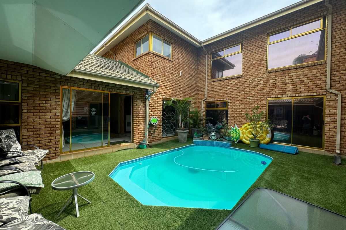 Stunning 3-Bedroom, 4-Bathroom Family Home with 2-Bedroom Flatlet in Shoemansville - Photo 4