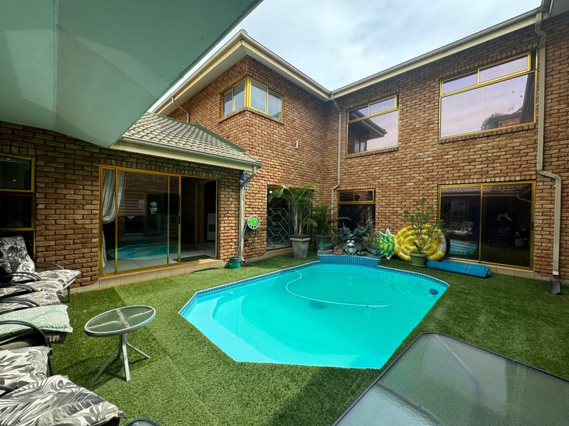 Stunning 3-Bedroom, 4-Bathroom Family Home with 2-Bedroom Flatlet in Shoemansville - Photo 4