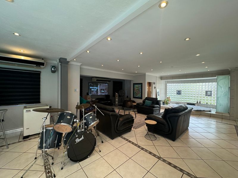 Stunning 3-Bedroom, 4-Bathroom Family Home with 2-Bedroom Flatlet in Shoemansville - Photo 10