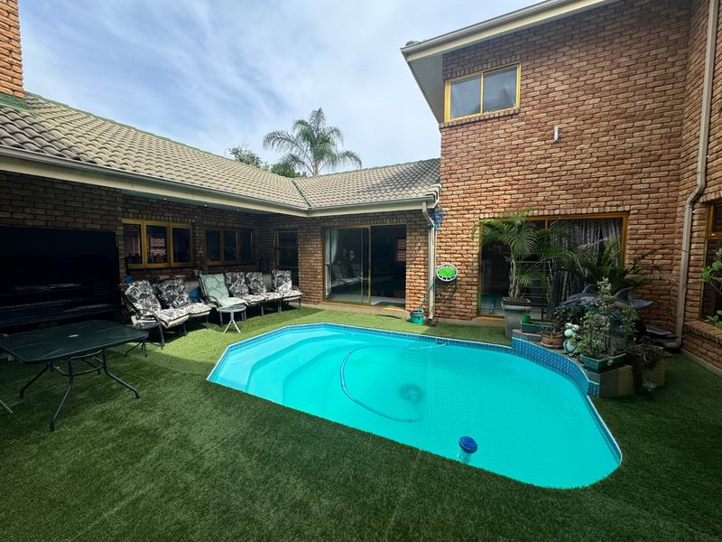 Stunning 3-Bedroom, 4-Bathroom Family Home with 2-Bedroom Flatlet in Shoemansville - Photo 9