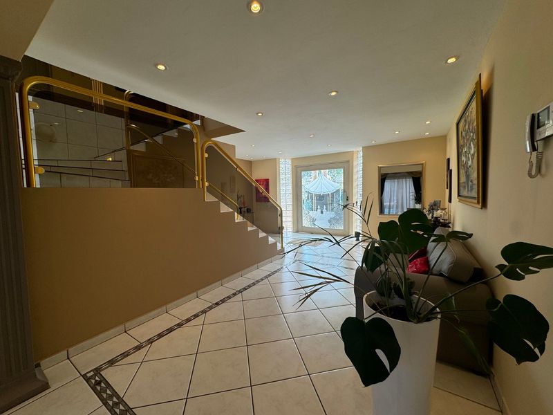 Stunning 3-Bedroom, 4-Bathroom Family Home with 2-Bedroom Flatlet in Shoemansville - Photo 7