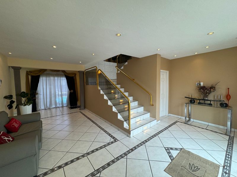 Stunning 3-Bedroom, 4-Bathroom Family Home with 2-Bedroom Flatlet in Shoemansville - Photo 8