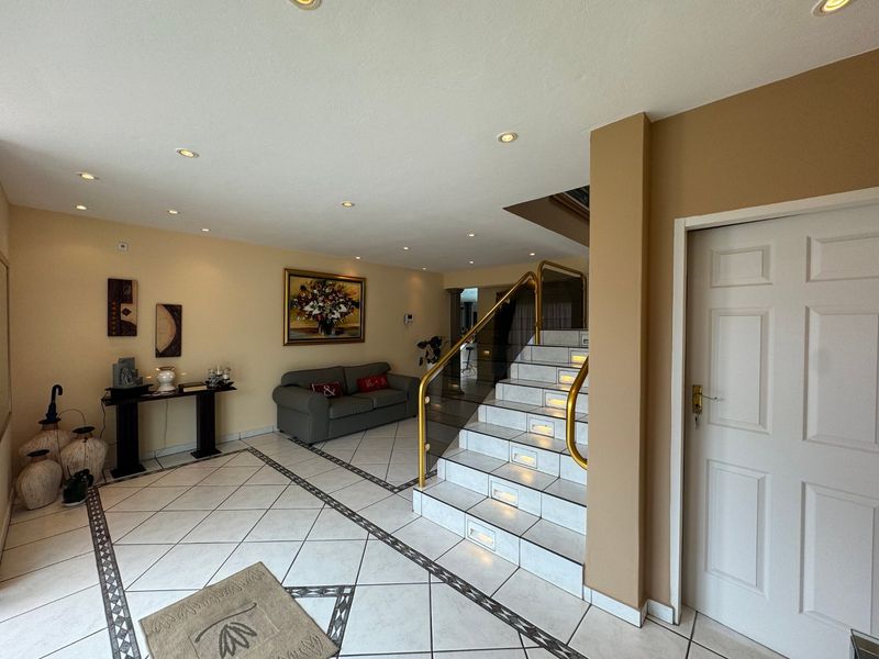 Stunning 3-Bedroom, 4-Bathroom Family Home with 2-Bedroom Flatlet in Shoemansville - Photo 6