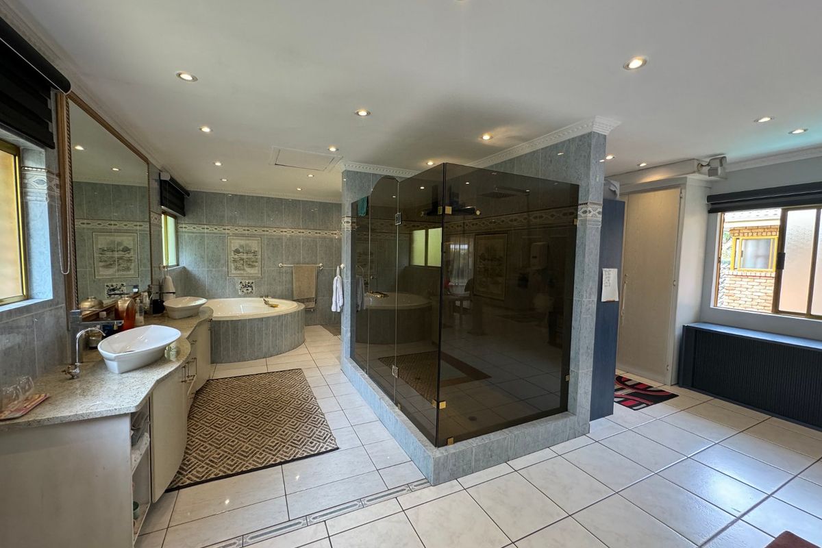 Stunning 3-Bedroom, 4-Bathroom Family Home with 2-Bedroom Flatlet in Shoemansville - Photo 5