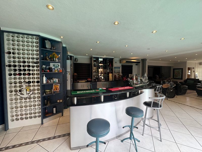 Stunning 3-Bedroom, 4-Bathroom Family Home with 2-Bedroom Flatlet in Shoemansville - Photo 2