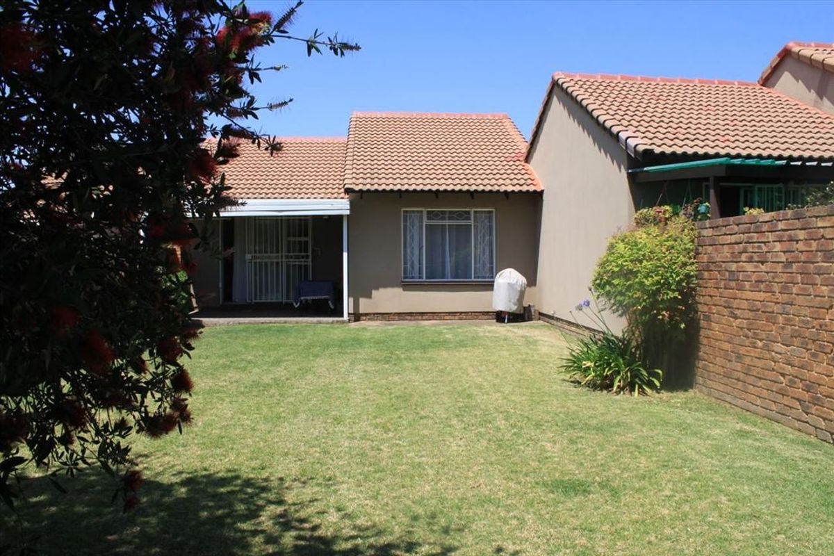 Charming Compact Home - Photo 3