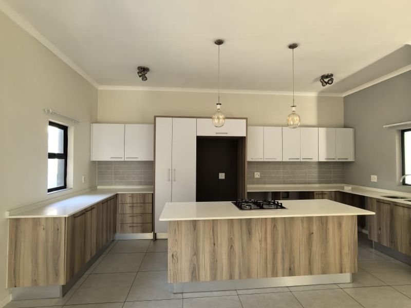 Tranquil 2-Bedroom, 2-Bathroom  with timeless views awaits you - Photo 2