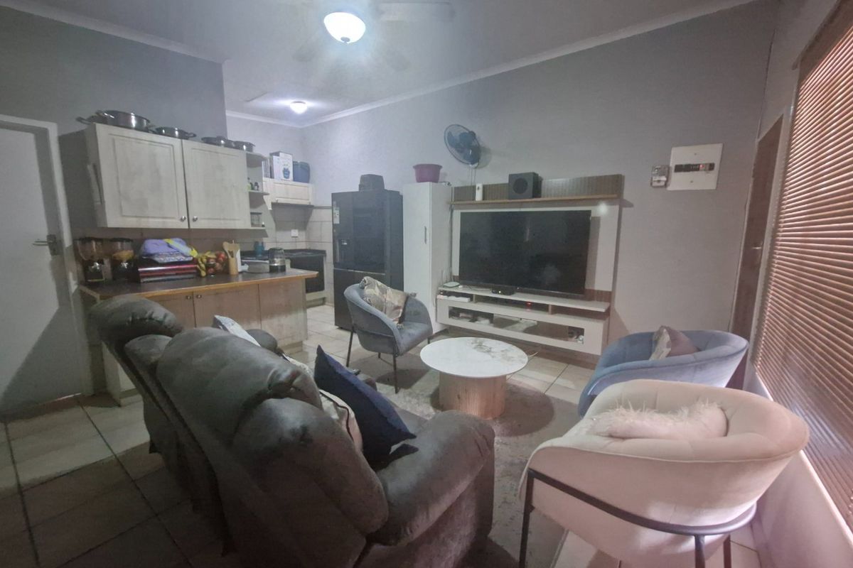 Charming 3-Bedroom Ground-Floor Home with Private Garden – A Rare Find at R650,000 - Photo 2