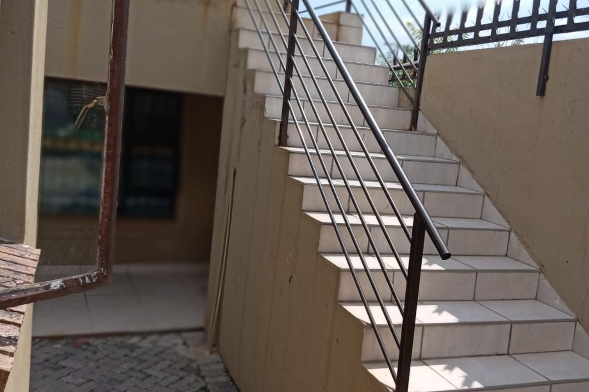 7 bedrooms 6 bath investment house  for sale - Photo 5