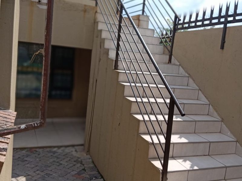 7 bedrooms 6 bath investment house  for sale - Photo 5