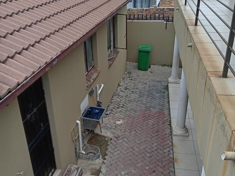 7 bedrooms 6 bath investment house  for sale - Photo 10