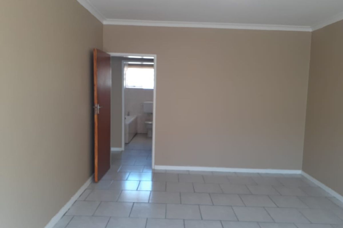 2 bedroom apartment for sale in Sydenham - Photo 3