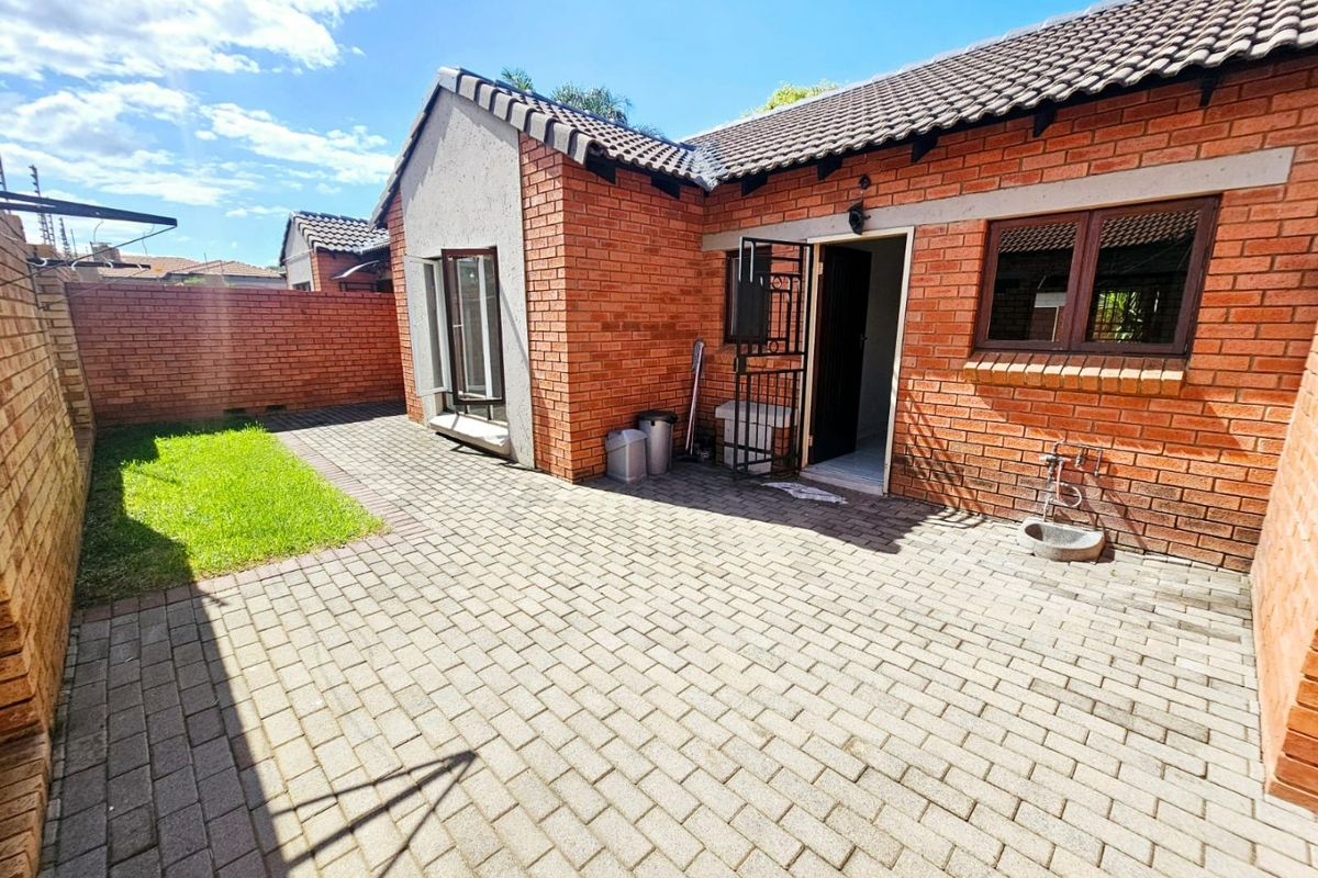 A Modern 2 bedroom 2 bathroom townhouse for sale in Monavoni - Photo 4