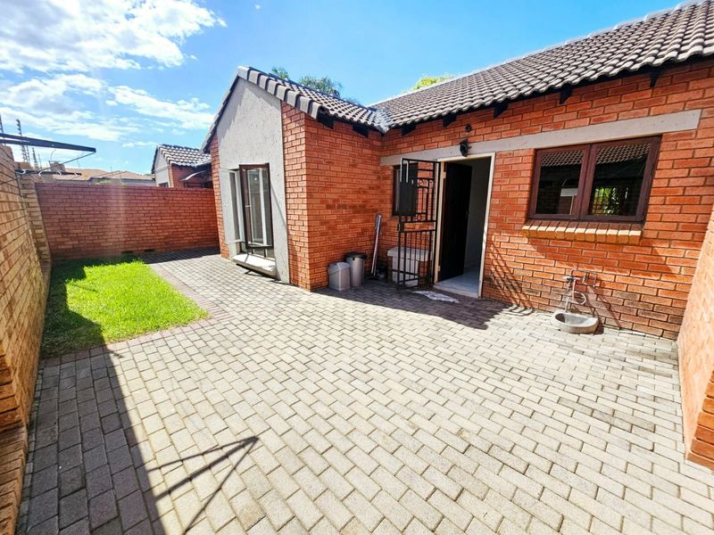 A Modern 2 bedroom 2 bathroom townhouse for sale in Monavoni - Photo 4