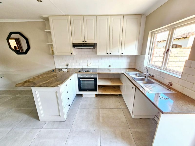 A Modern 2 bedroom 2 bathroom townhouse for sale in Monavoni - Photo 8