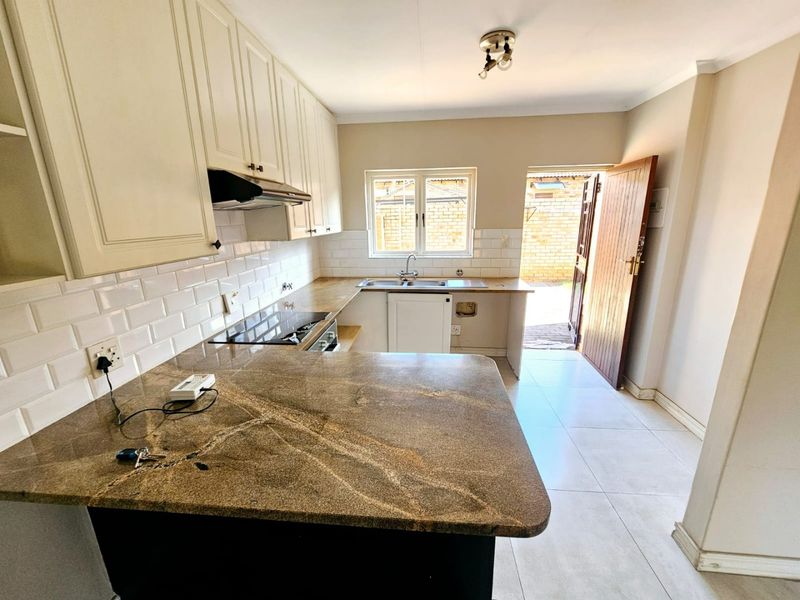 A Modern 2 bedroom 2 bathroom townhouse for sale in Monavoni - Photo 7